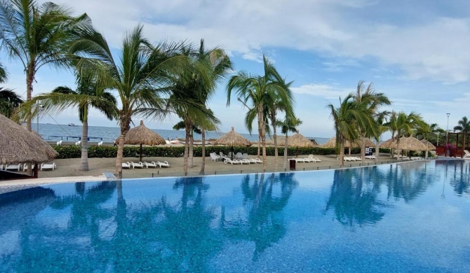 Cozy apartment in condo whith private beach